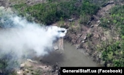 Знищена ударами ЗСУ техніка армії Росії і понтонна переправа на річці Сіверський Донець на Донбасі. Фотографію оприлюднив 12 травня 2022 року Генеральний штаб ЗСУ