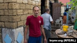 Рустема Мурасова затримали після обшуків у серпні 2021 року разом із кількома іншими кримськими татарами, яких згодом засудили до тривалих термінів ув’язення за звинуваченнями в «участі в терористичній організації»