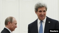 Володимир Путін і Джон Керрі на зустрічі у Москві 7 травня 2013 року