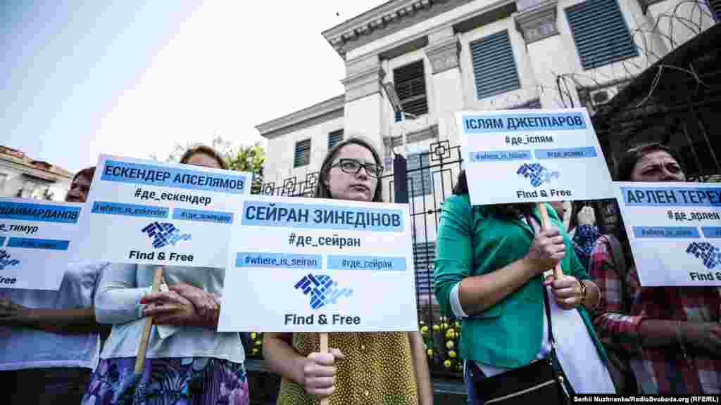 Активисты собрались на ежемесечную акцию общественной организации «КрымSOS» уже в 26-й раз. Она направлена на поиск пропавших и освобождение задержанных людей в Крыму