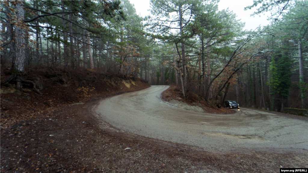 Мокрый серпантин после растаявшего снега между поселками Массандра и Советское 