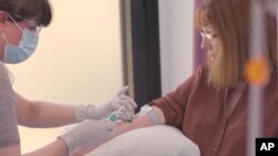 Вчені з Оксфорду переходять до більш масштабних випробувань своєї вакцини від коронавірусу