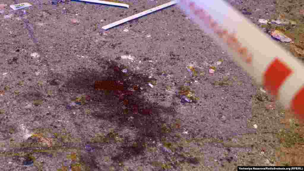 Сліди крові та залишки пакування українського турнікету Sich поряд з місцем удару  