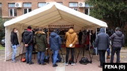 Predstavnici medija na pres-konferenciji ispred Sveučilišne kliničke bolnice Mostar, 1. april