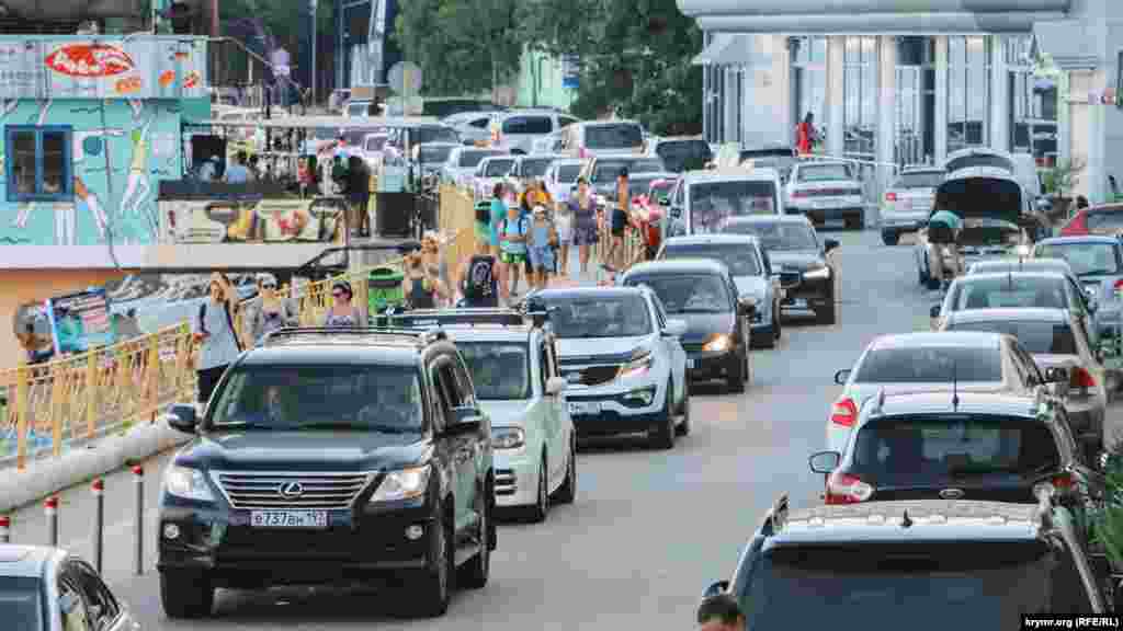 Вечером на дорогах Профессорского уголка – пробки. Чтобы выехать отсюда, необходимо прождать 10-15 минут