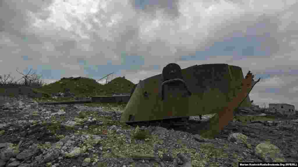 По усі боки – зруйнована як і військова, так і цивільна техніка. Груди безкорисного металу