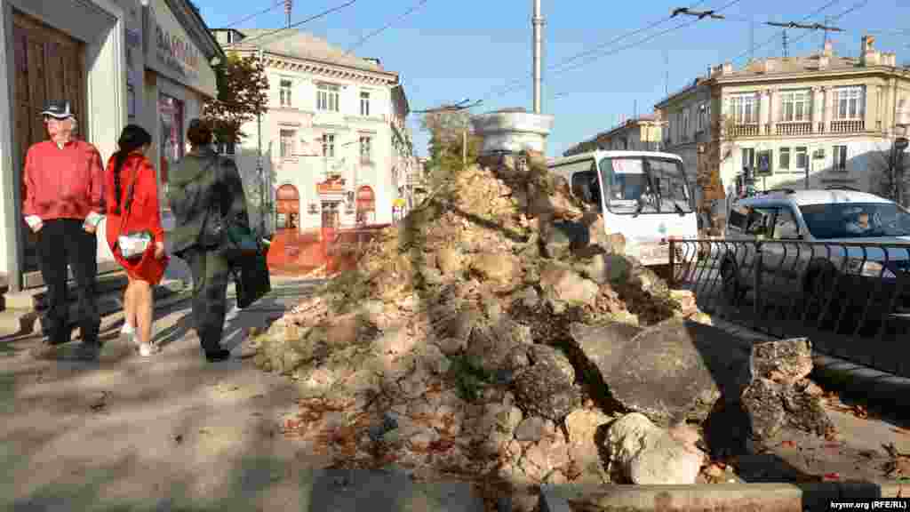 Гора викопаного ґрунту на тротуарі перегороджує дорогу пішоходам