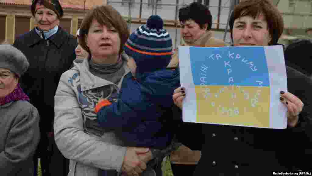 На акции вышли украинки, русские, крымские татарки и женщины других национальностей. 