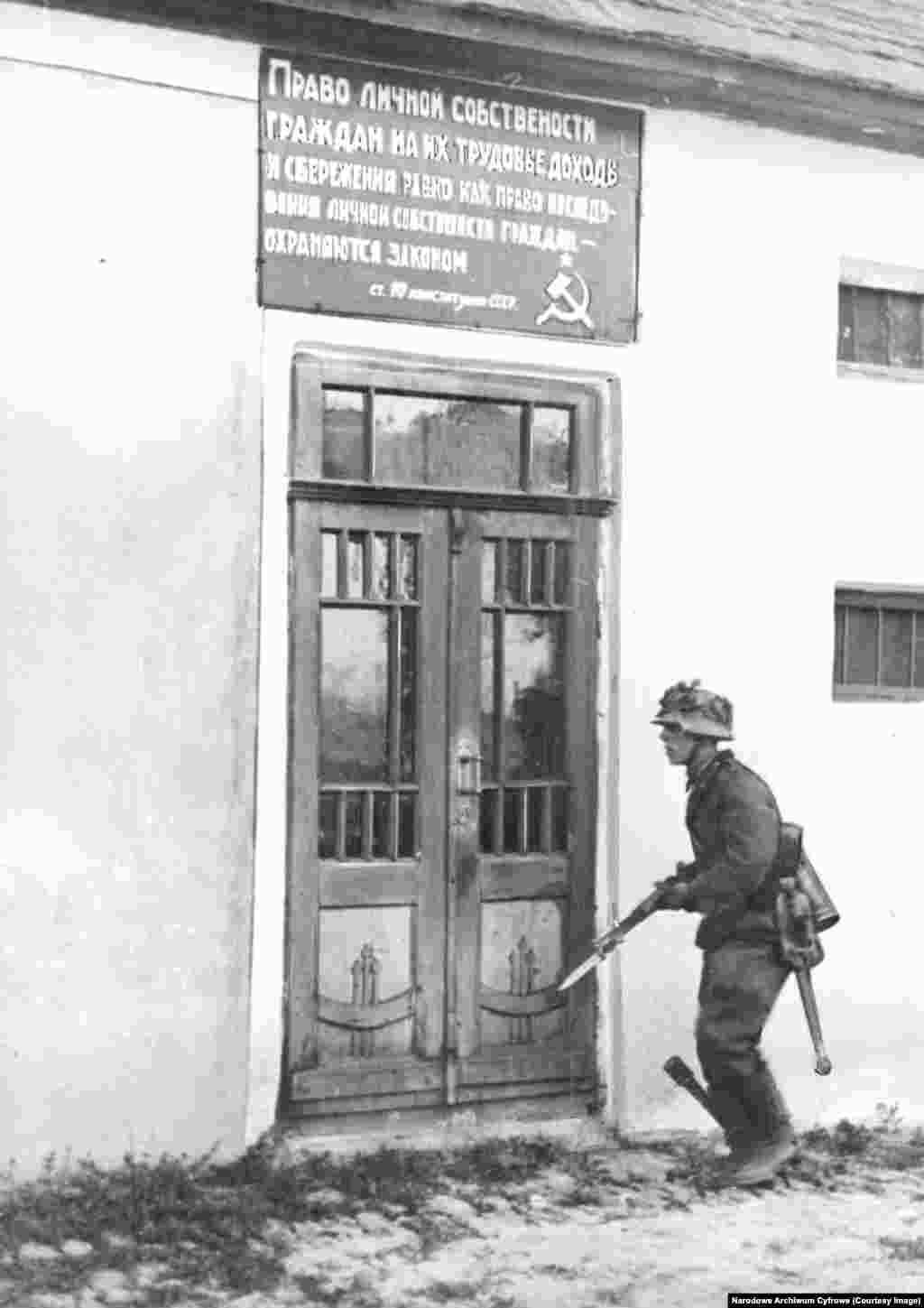 Нацистський солдат із гранатою, засунутою в чобіт, в одному із сіл. Червень 1941 року. Частково мотивом операції «Барбаросса» була расова ненависть. Нацистське керівництво вважало «недолюдьми» слов’янські народи. Згідно з нацистським «генеральним планом для Сходу», більшість слов’ян мали бути вбиті або поневолені, а величезні території Радянського Союзу мали заселити німці