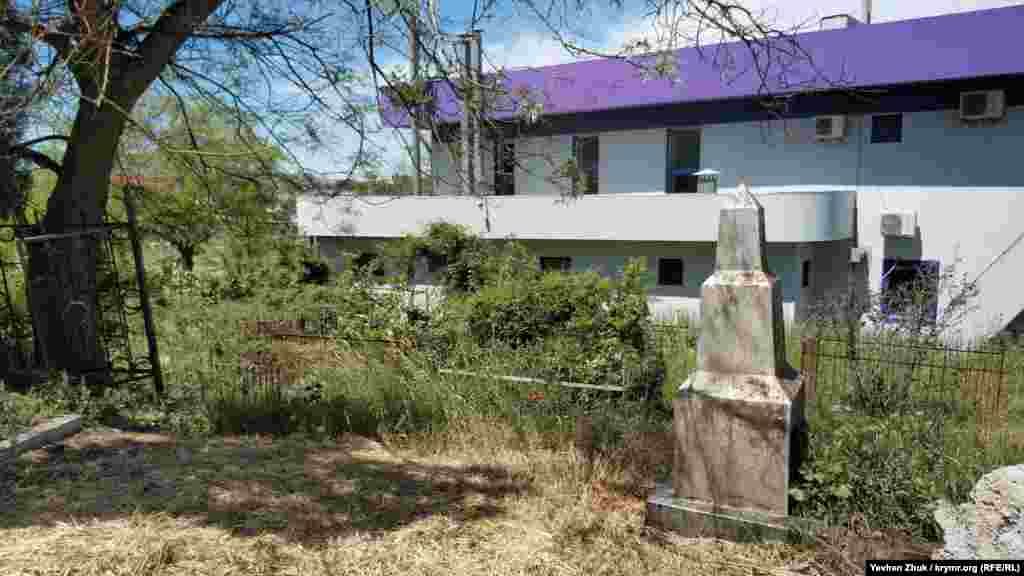 Одно из зданий АЗС граничит также и с еврейским кладбищем. Большинство могил в этой части некрополя 1920 – 1960 годов