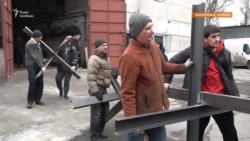 Замість садових меблів – протитанкові їжаки: Запоріжжя готується зустрічати російські війська (відео) Замість садових меблів – протитанкові їжаки: Запоріжжя готується зустрічати російські війська (відео)