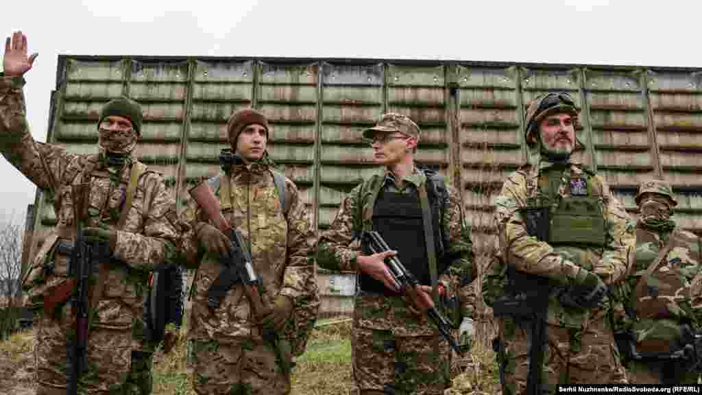 В Україні ж територіальна оборона існувала й до війни. Щоправда – лише на папері. Загалом же активна робота над розбудовою структури тероборони почалася лише в 2017 році, нині в Україні створено 25 бригад тероборони – по одній у кожній області та в Києві. У кожну бригаду входить по кілька кадрових військових, всі інші – військовослужбовці резерву. Всі вони підписують контракт на службу