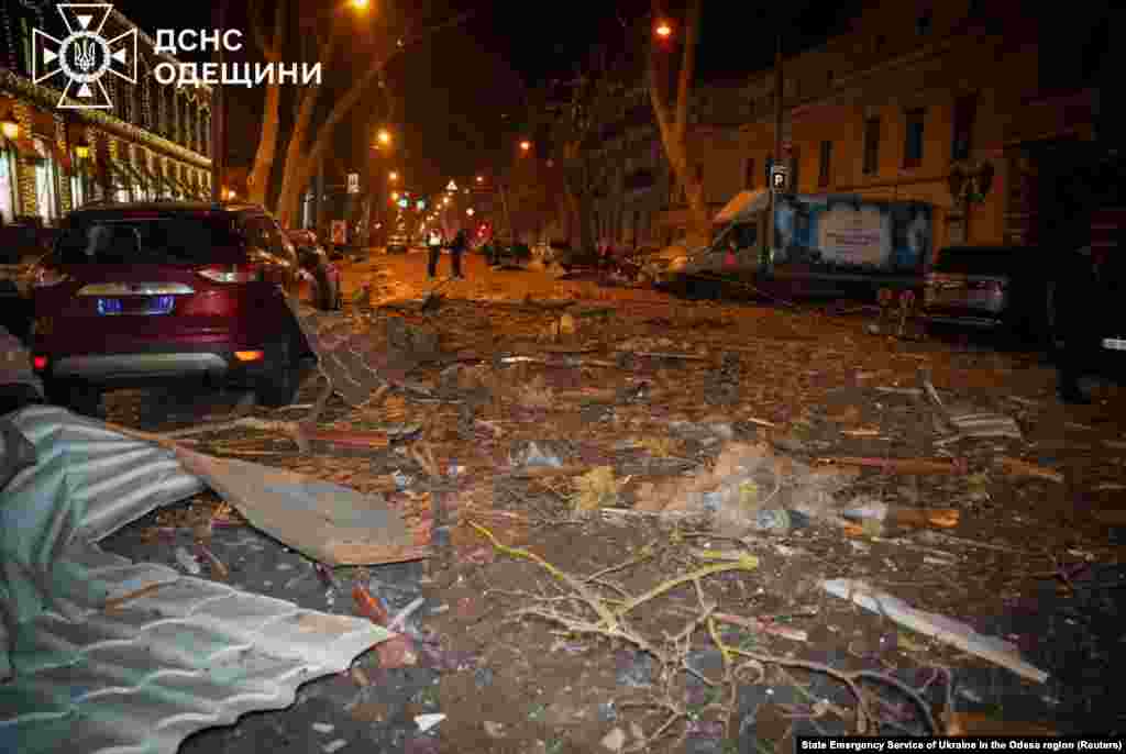 Російські військові регулярно з різних видів озброєння – ударними БПЛА, ракетами, КАБами, РСЗВ – атакують українські регіони. Керівництво Росії заперечує, що російська армія під час повномасштабної війни завдає цілеспрямованих ударів по цивільній інфраструктурі міст і сіл України, убиваючи цивільне населення і руйнуючи лікарні, школи, дитячі садочки, об’єкти енергетики та водозабезпечення. Українська влада і міжнародні організації кваліфікують ці удари як воєнні злочини Російської Федерації і наголошують, що вони носять цілеспрямований характер.