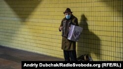 В Україні щороку скорочується кількість працездатних людей і зростає кількість пенсіонерів. Влада поетапно підвищує пенсійний вік, намагаючись подолати проблеми пенсійної системи