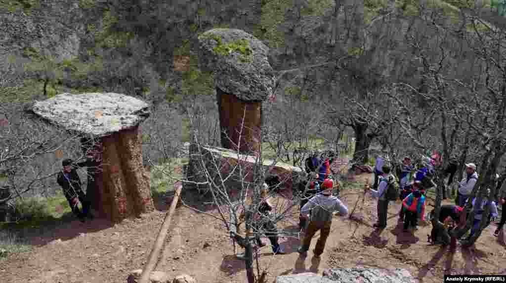 У «грибов» туристы делают первый непродолжительный привал