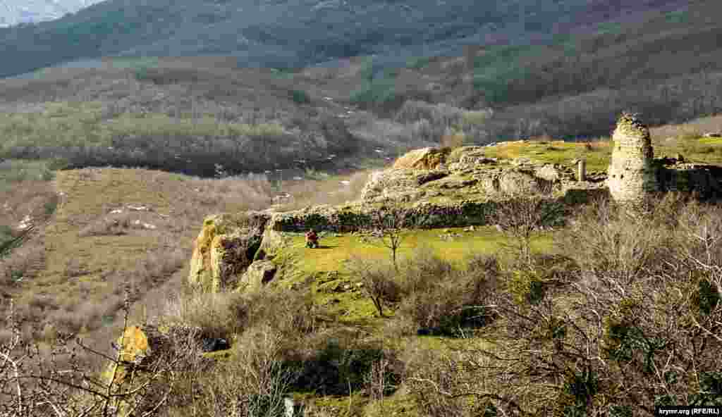Пара туристов у средневекового укрепления Фуна около Алушты 