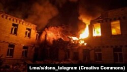 Наслідки удару РФ по медичному закладу на Сумщині, 19 березня 2025 року. За даними ДСНС, агресор завдав 7 ударів, а потім ще 5 під час рятувальної операції