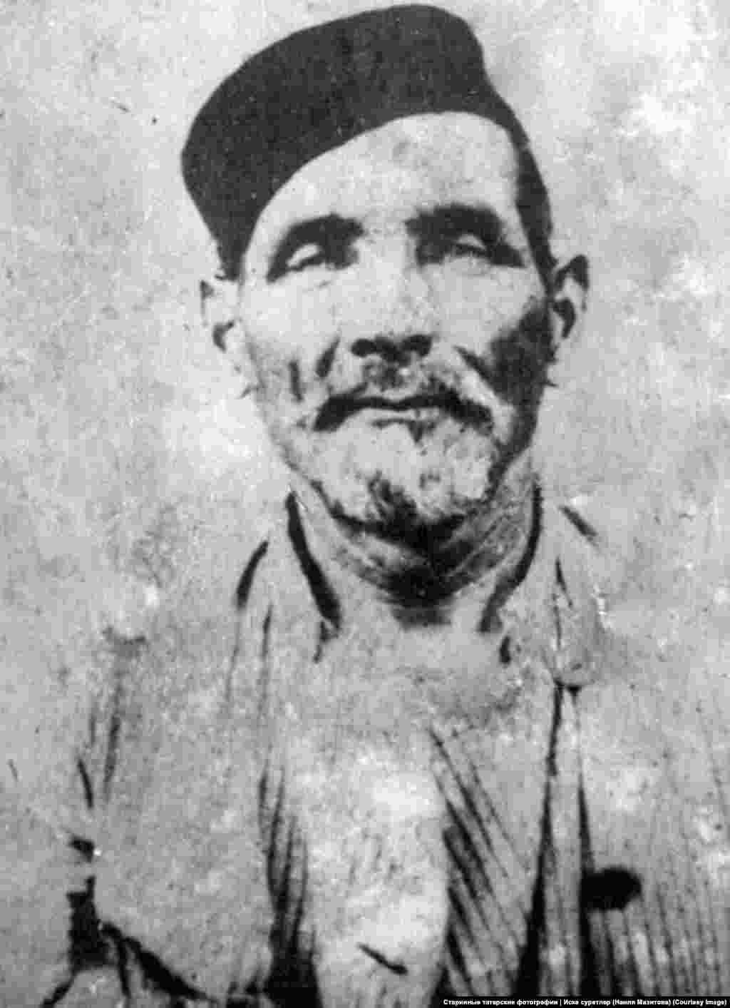 Мазитов Фаттах Мазитович в селе Зеленга, Астраханской области. Расстрелян в Саратовской тюрьме по обвинению в контрреволюционной деятельности в декабре 1930 года. Реабилитирован в 1989 году. Фото Наили Мазитовой, сделано в 1920-х 