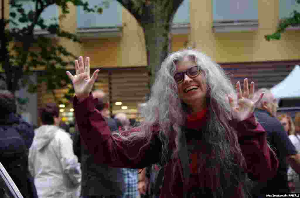 Каталина: "Моя двоюродная сестра работала в банке в Мадриде. Когда к ней приходили клиенты из Каталонии, она разговаривала с ними на каталанском. А потом ее начальник сказал, что уволит ее, если услышит еще хоть одно слово по-каталански в офисе". 