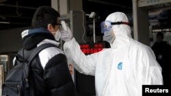 Перевірка температури тіла громадянина в Пекіні, Китай, 28 січня 2020 року