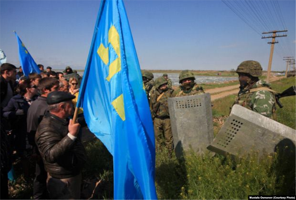 «По сути, мы прорвали блокаду случайно», – вспоминает участник тех событий крымскотатарский активист Тимур Киримоглу, ныне проживающий в США. Он поясняет, что никакого насилия со стороны крымских татар не было, однако, увидев тысячи людей, подошедших к административной границе, кто-то из российских солдат начал стрелять в воздух  