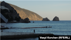 Неизменные коты и Аю-Даг: бархатный сезон в Гурзуфе (фотогалерея)