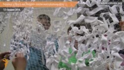 Українці у Празі плели маскувальну сітку Українці у Празі плели маскувальну сітку