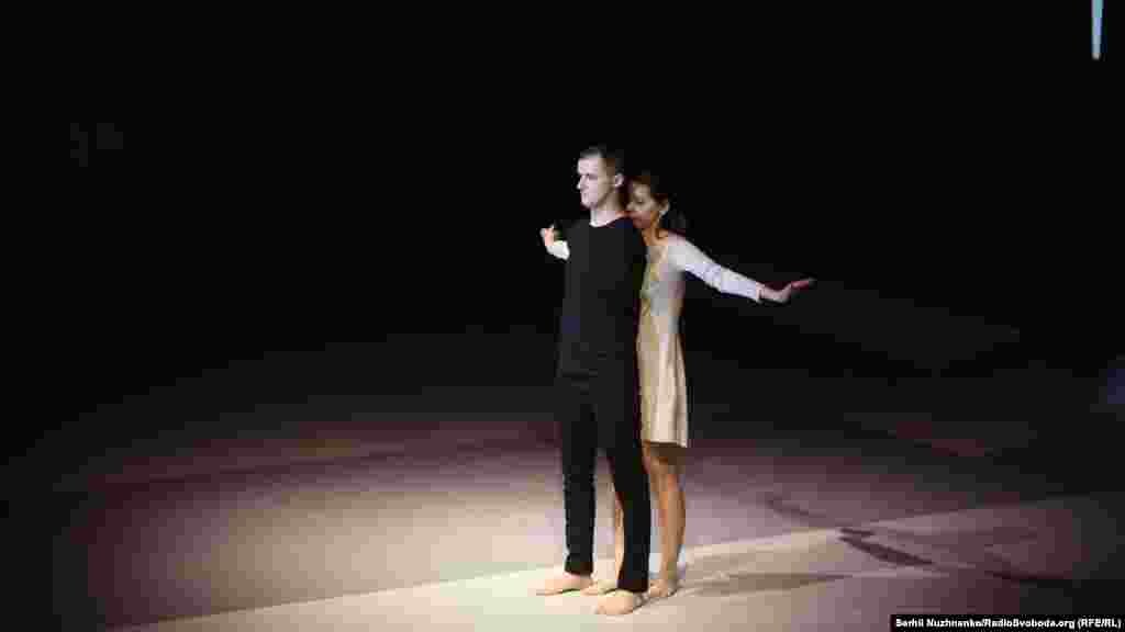 Хореографічна композиція «Обійми мене» за участі Ярослава Семененка та Мар'яни Люханової