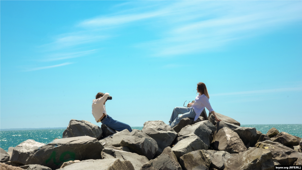 На другом – две девушки устроили фотосессию 