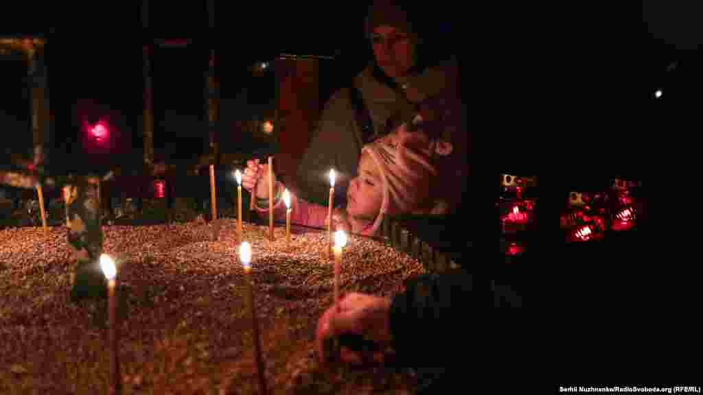 Свічки у зерні. В пам'ять про тих, хто помирав без їжі на найродючіших у світі чорноземах. Вшанування 85-х роковин Голодомору