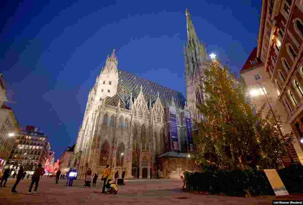 Відень, Австрія. За традицією, з 1959 року федеральні землі дарують Відню різдвяну ялинку. Цього року австрійська ялинка з альпійських гір сягає 33 метрів