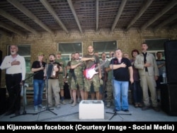 Волонтери та військові в зоні АТО: гімн України