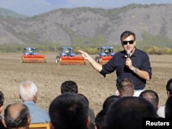 Президент Грузії Михайло Саакашвілі звертається до працівників сільського господарства в Кварельському районі, 18 жовтня 2010 року Тепер Саакашвілі в ув'язненні