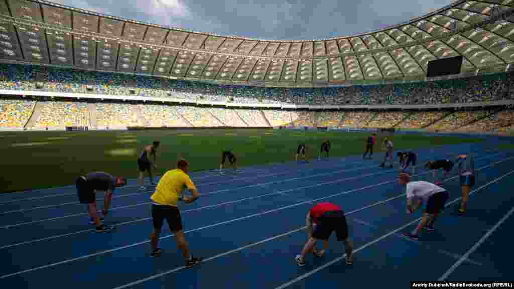 Спортсмени-ветерани під час розминки на НСК «Олімпійський»