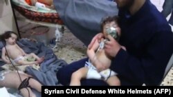 Волонтери допомагають дітям після ймовірної хімічної атаки, Дума, Сирія, 8 квітня 2018 року