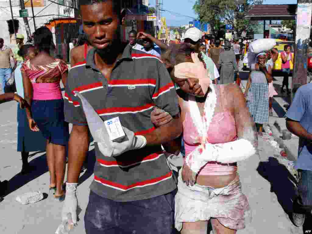 Больницы, многие из которых были разрушены землетрясением, переполнены, запасы воды и медикаментов быстро заканчиваются. Кроме того, в Порт-о-Пренсе начали переполняться морги, что грозит Гаити вспышкой эпидемий