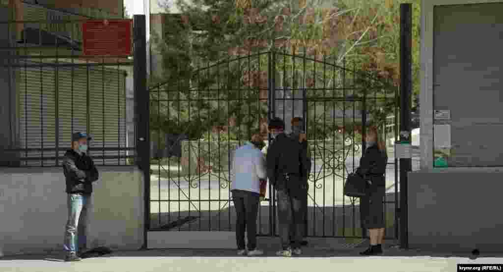 На территорию больницы имени Семашко в Симферополе охрана пропускает только ее медработников, а пациентов на плановую госпитализацию и амбулаторное лечение – по спискам, подписанным заведующими соответствующих отделений больницы