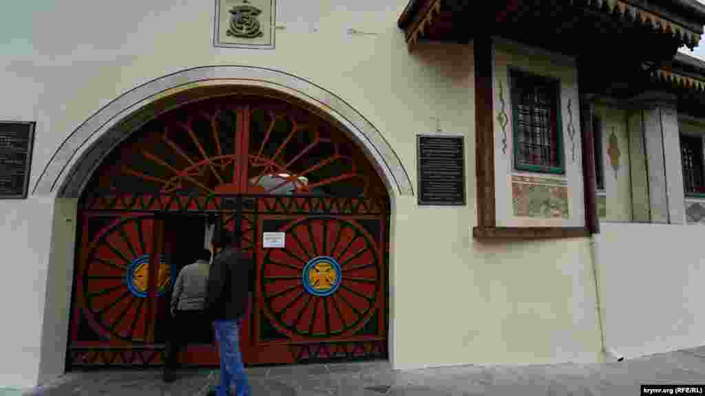 Сам дворец с 1 ноября перешел на зимний режим работы – с выходными во вторник и среду