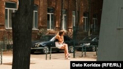 შშმ ბიჭის დედა, მაიკო ბარათაშვილი საავადმყოფოს ეზოში ელის შვილის დიაგნოზს