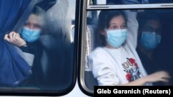 Евакуйовані з Китаю громадяни, де зафіксований спалах коронавірусу, в аеропорту Харкова, 20 лютого 2020 року