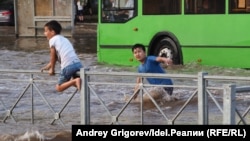 Наводнениями на улицах в Казани никого не удивишь. Этот потоп на улице Фучика случился летом 2020 года, когда в довесок к дождю повредило водопровод.