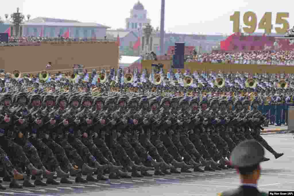 Ostali pripadnici kineske vojske tokom parade.