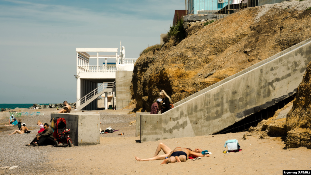 Рядом с ней установили еще одну бетонную лестницу 