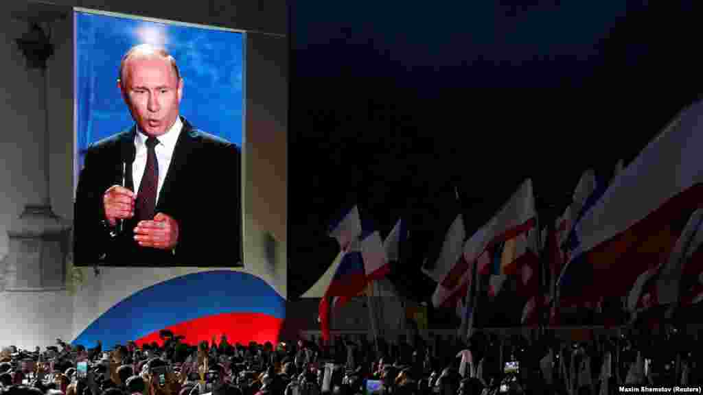 Президент России Владимир Путин выступил перед аудиторией во время митинга в Севастополе, посвященного четвертой годовщине аннексии Крыма Россией 