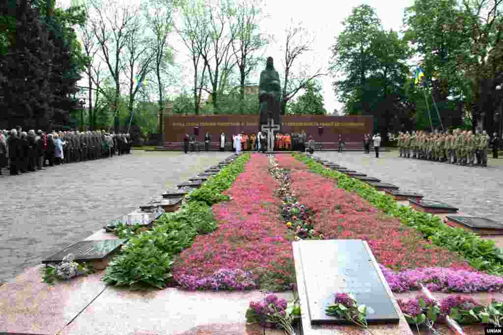 В Івано-Франківську в Меморіальному комплексі відбулися поминальні заходи з нагоди відзначення Дня пам’яті та примирення. Представники різних конфесій провели поминальну панахиду за загиблими у роки Другої світової війни та під час бойових дій на Донбасі