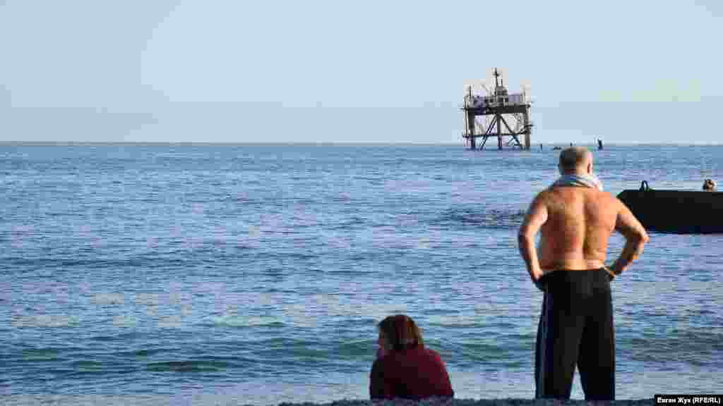 Сегодня в поселке Голубой Залив почти нет отдыхающих – сезон купаний в Черном море подходит к концу, хотя вода все еще остается теплой