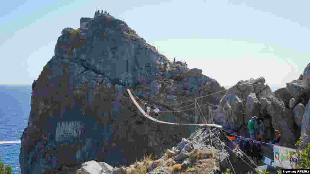 «Адреналиновая инъекция» при прохождении по подвесному мосту на скалу Дива обеспечена. Удовольствие стоит 300 рублей (около 140 грн)