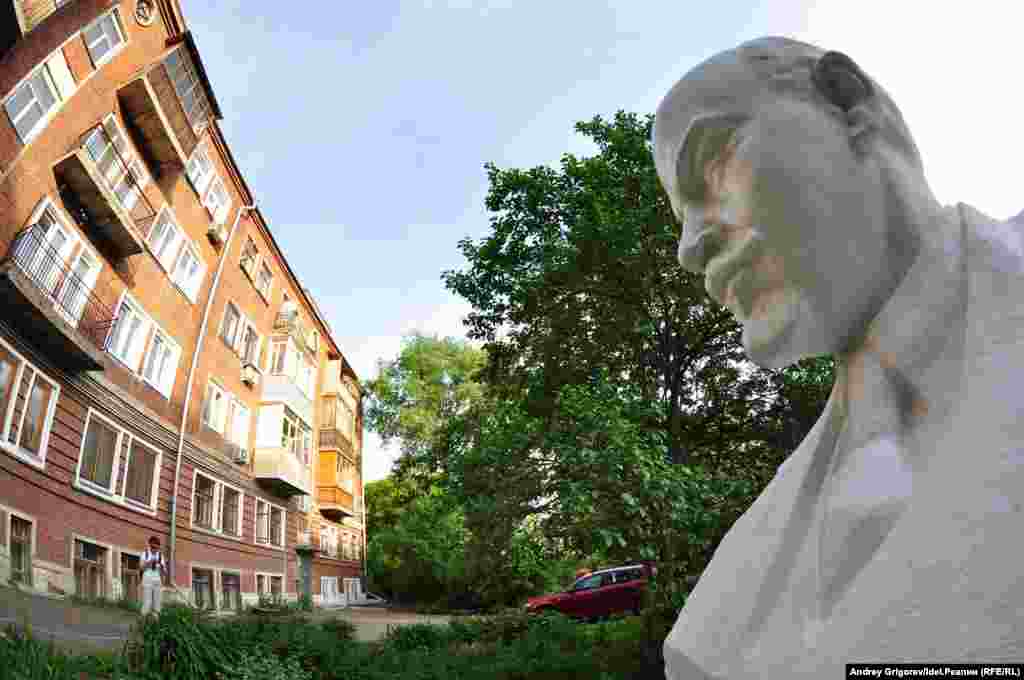 У дома по соседству с садом "Эрмитаж" Ильич всё ещё заглядывает в окна. 