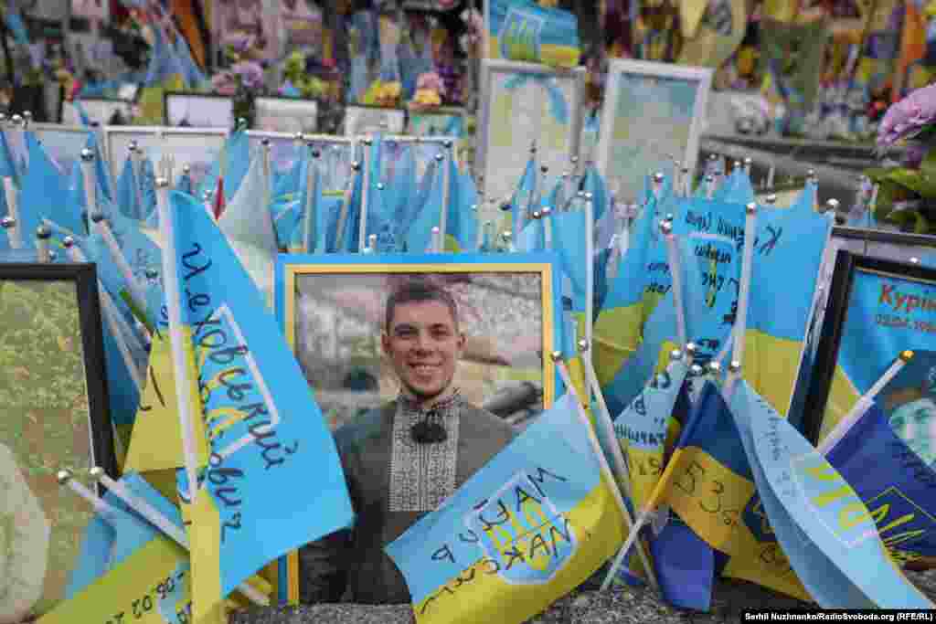 Groblje u Kijevu na slici od 15. maja, koji Ukrajinci slave kao Dan Višivanke (Dan narodnog veza)