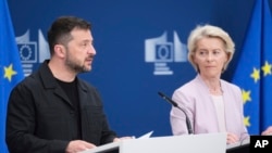 Președintele Zelenski în compania președintei Comisii Europene, Ursula von der Leyen, la Bruxelles, pe 17 august 2025